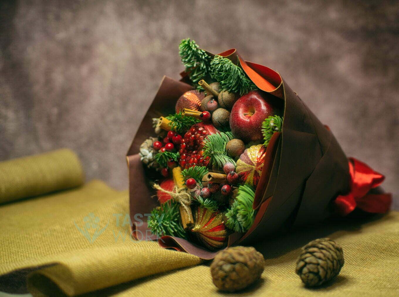 Букет новогодний с елочными украшениями "Гранат и яблоки" 1 Tastywork
