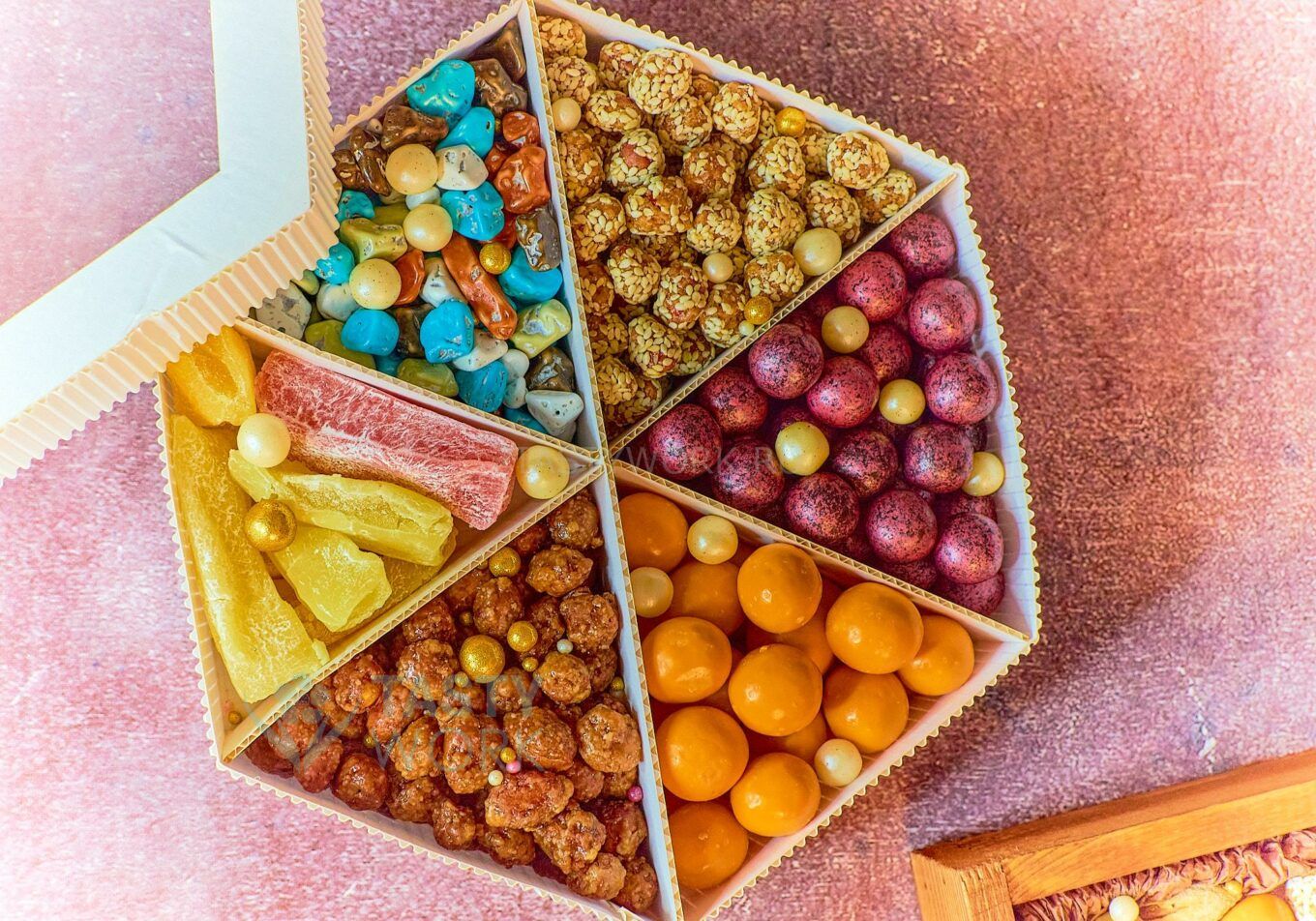 Подарочный набор в картоне "Орешки в карамели, шоколад и сухофрукты" 6 Tastywork