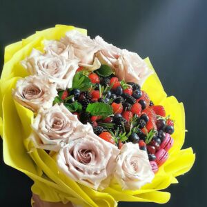Букет с ягодами и цветами "Амстердам" 5 Букет с ягодами и цветами "Амстердам" — изображение 2
