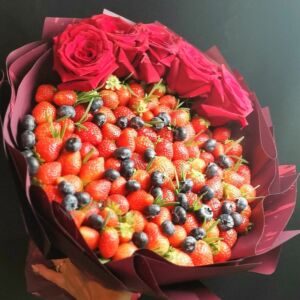 Букет с ягодами и цветами "Бордо" 8 Букет с ягодами и цветами "Бордо" — изображение 3