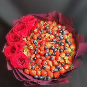 Букет с ягодами и цветами "Бордо" 7 Букет с ягодами и цветами "Бордо" — изображение 2