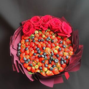 Букет с ягодами и цветами "Бордо" 5 Tastywork