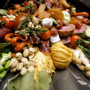 Мужской букет из сыров, колбасок и снеков "Тореадор" 28 Мужской букет из сыров, колбасок и снеков "Тореадор" — изображение 5