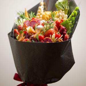 Мужской букет из сыров, колбасок и снеков "Тореадор" 25 Мужской букет из сыров, колбасок и снеков "Тореадор" — изображение 2