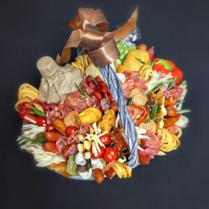 Корзинка с закусками из колбас, сыра, овощей "Тенира" 13 Корзинка с закусками из колбас, сыра, овощей "Тенира" — изображение 4