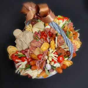 Корзинка с закусками из колбас, сыра, овощей "Тенира" 11 Корзинка с закусками из колбас, сыра, овощей "Тенира" — изображение 2