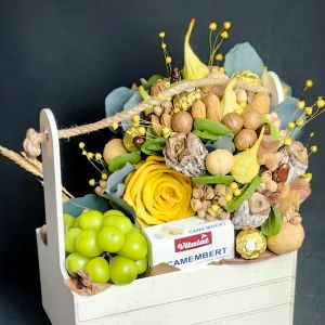 Кашпо с орехами, сыром, виноградом