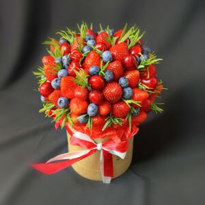 Шляпная коробка с ягодами "Наслаждение"