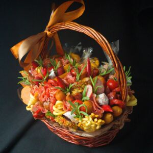 Мясное лукошко "Эйфория" с колбасками и сыром