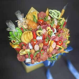 Мясной букет конверт "Королевский подарок" из мясных изделий и сыра
