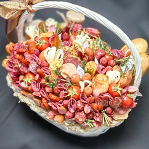 Корзинка с закусками из колбас, сыра, овощей "Тенира"
