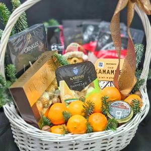 Корзина с фруктами и цветами "Эустома"